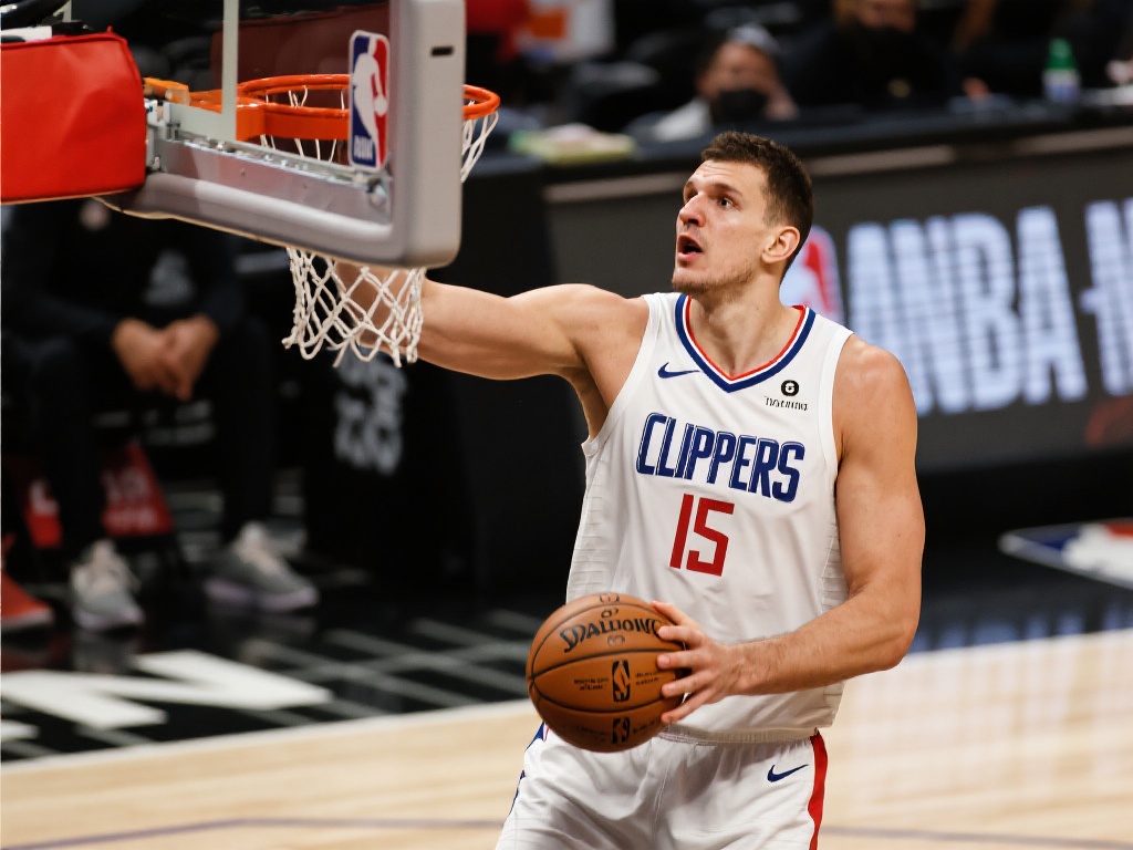 祖巴茨近15战爆发:场均20.4分12.7板,正负值高达+178 在NBA赛场上,球员的表现往往能成为球队